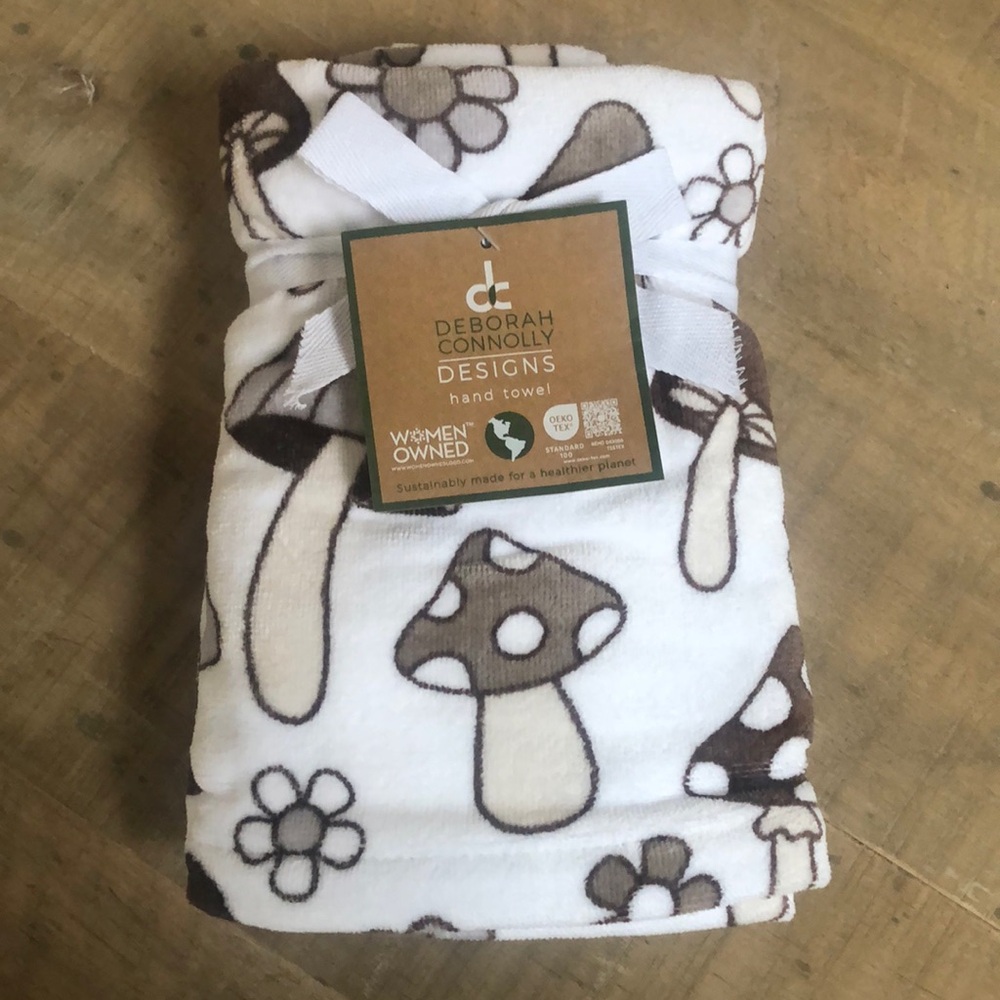 Mushroom Hand Towels Set of 2 🍄 Deborah Connolly Designs Mushroom 🍄 NWT